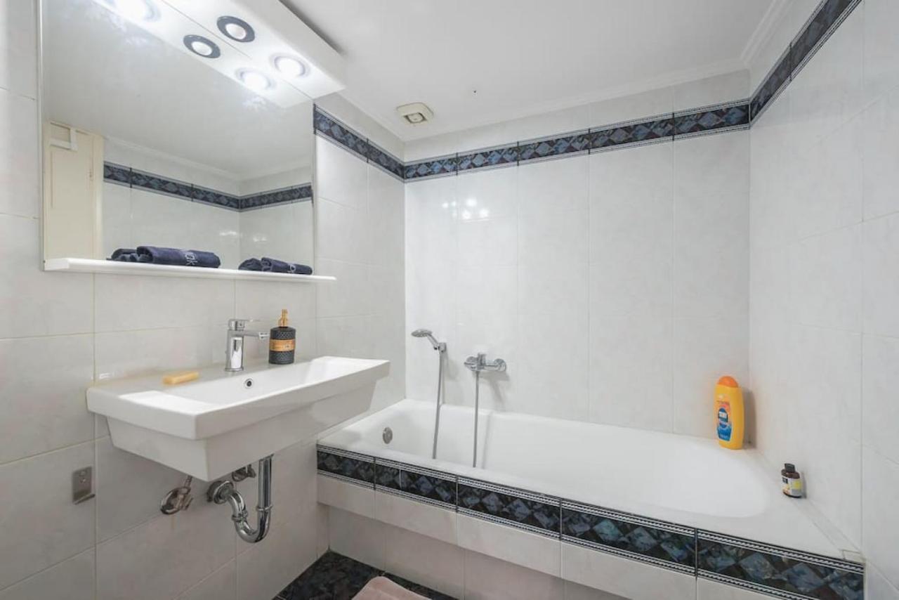 Central 3Br Apartment Next To Panormou Metro! เอเธนส์ ภายนอก รูปภาพ